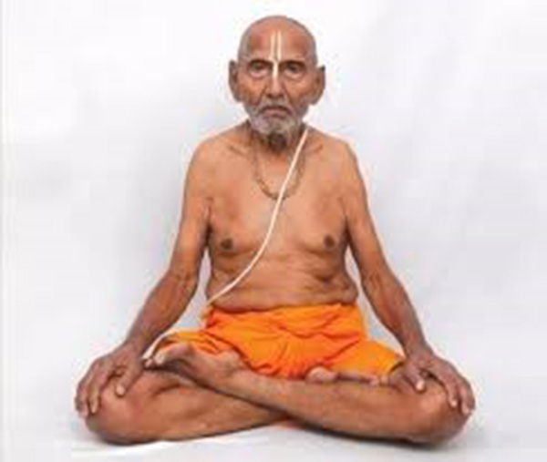 Padma Shri Swami Sivananda performs yoga2