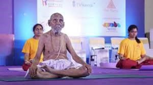 Padma Shri Swami Sivananda fait du yoga3